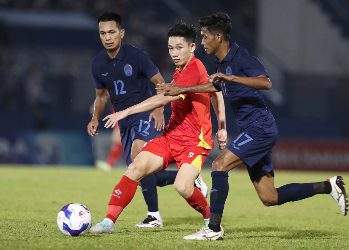 Hai Long có pha sút phạt hiểm hóc đưa tuyển Việt Nam dẫn trước 1-0.