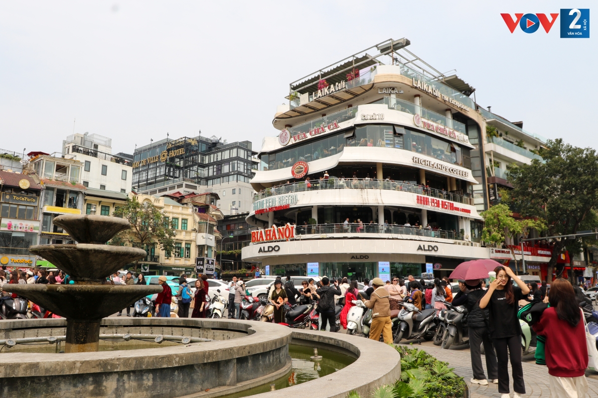 Khung cảnh nhộn nhịp, tấp nập trước toà nhà "Hàm cá mập" thường chỉ thấy vào những ngày cuối tuần hay dịp lễ.
