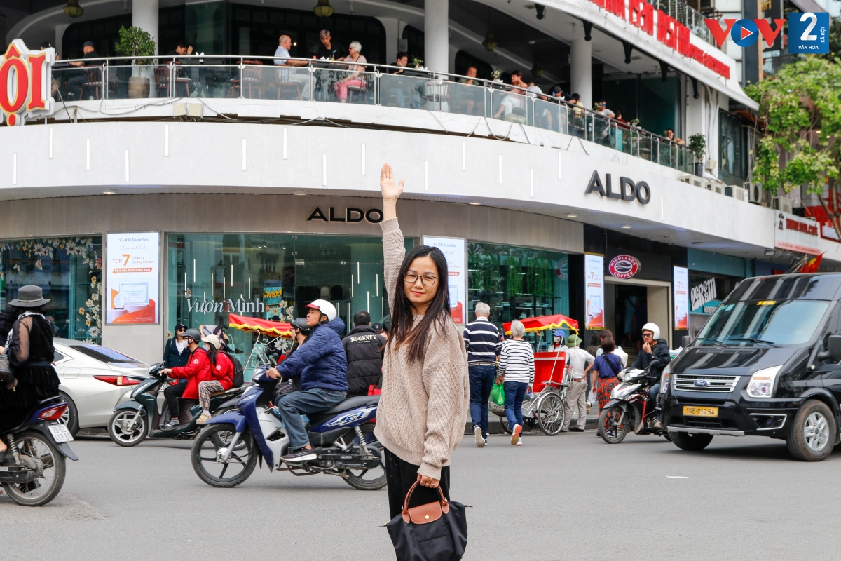 Giới trẻ nô nức đến Hàm cá mập để lưu giữ những bức ảnh kỷ niệm trước khi toà nhà bị phá dỡ.