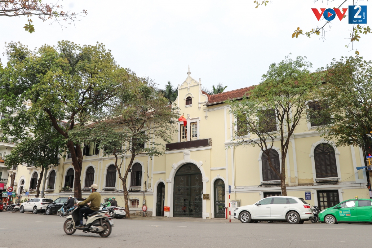 Trụ sở của Sở Văn hóa và Thể thao Hà Nội có mặt tiền rất lớn, là địa chỉ duy nhất không bị di dời phá bỏ do là di tích lịch sử.
