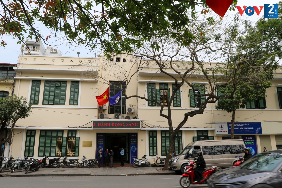 Khu vực này nằm dọc mặt phố Đinh Tiên Hoàng, ngay bên Hồ Gươm, là một trong những vị trí đắc địa nhất của Hà Nội.