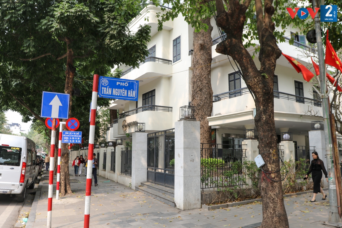 Ngã tư phố Trần Nguyên Hãn giao với đường Đinh Tiên Hoàng là một vị trí quan trọng trong khu vực trung tâm Hà Nội, gần Hồ Hoàn Kiếm và các khu di tích lịch sử. Đây cũng là khu vực được Tổng công ty Điện lực TP Hà Nội (EVN Hà Nội) đặt làm trụ sở.