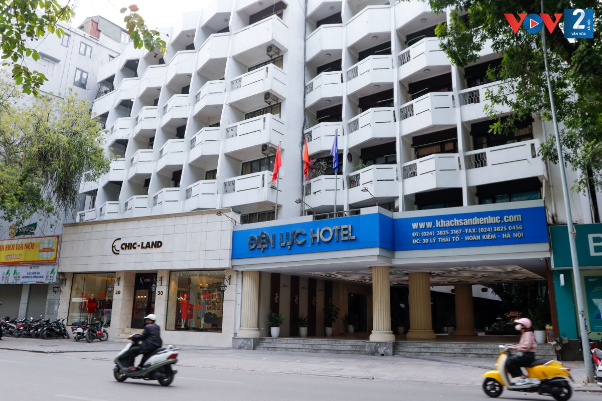 Khách sạn Điện lực trên phố Lý Thái Tổ của ngành điện đang hoạt động, còn mặt bằng tầng 1 được cho thuê làm cửa hàng bán quần áo.
