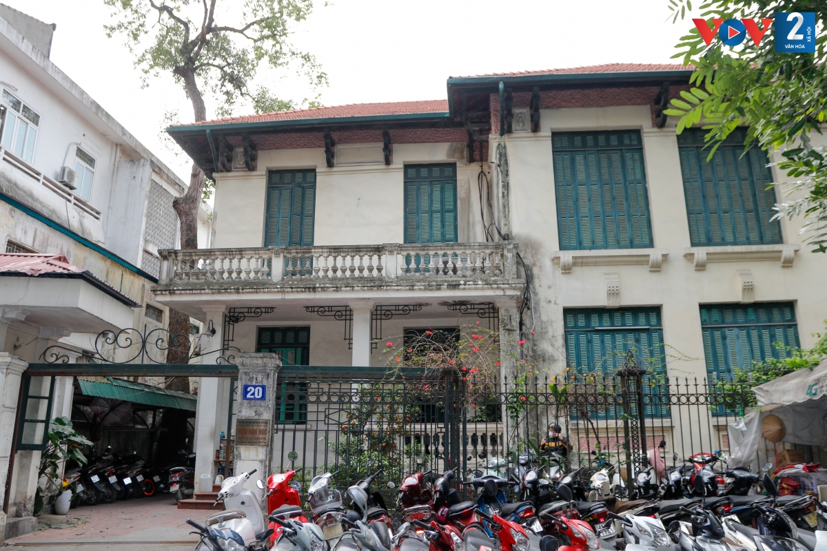 Đối với trụ sở Viện Văn học (Viện Hàn lâm Khoa học xã hội Việt Nam) có địa chỉ số 20 Lý Thái Tổ, thành phố giao Sở Xây dựng chủ trì rà soát quỹ nhà, đất thành phố quản lý để đề xuất địa điểm làm trụ sở mới cho các đơn vị này.