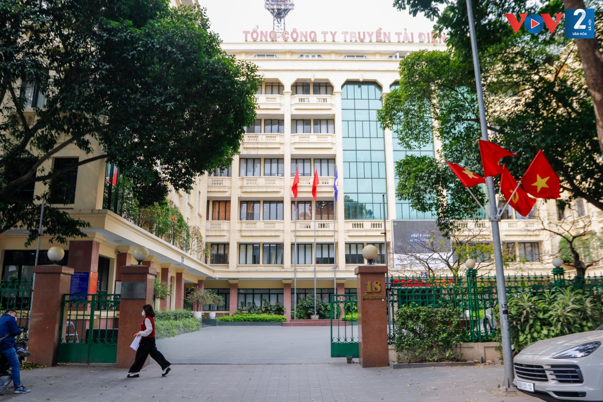 Bên cạnh EVN Hà Nội, khu đất này còn là nơi đặt nhiều trụ sở quan trọng khác như Tổng công ty Truyền tải điện quốc gia và Tổng công ty Điện lực Miền Bắc, có địa chỉ tại số 18 và 20 Trần Nguyên Hãn.