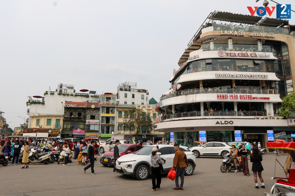 Khoảng thời gian nghỉ trưa, nhiều người tranh thủ dừng xe ngay tại quảng trường Đông Kinh - Nghĩa Thục để chụp ảnh, bất chấp dòng xe cộ qua lại.