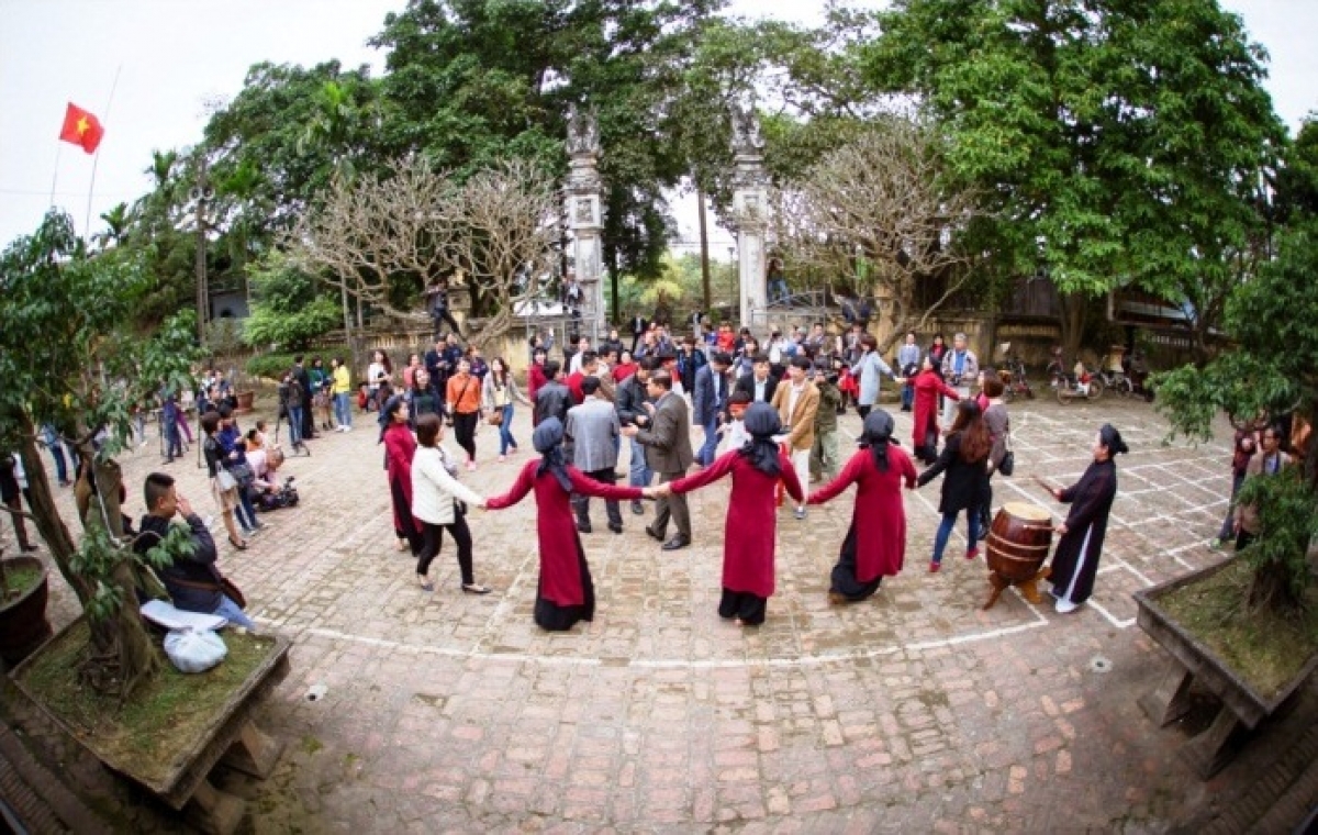 Du khách và nghệ nhân cùng tham gia hát Xoan. Ảnh: Thành Nhân
