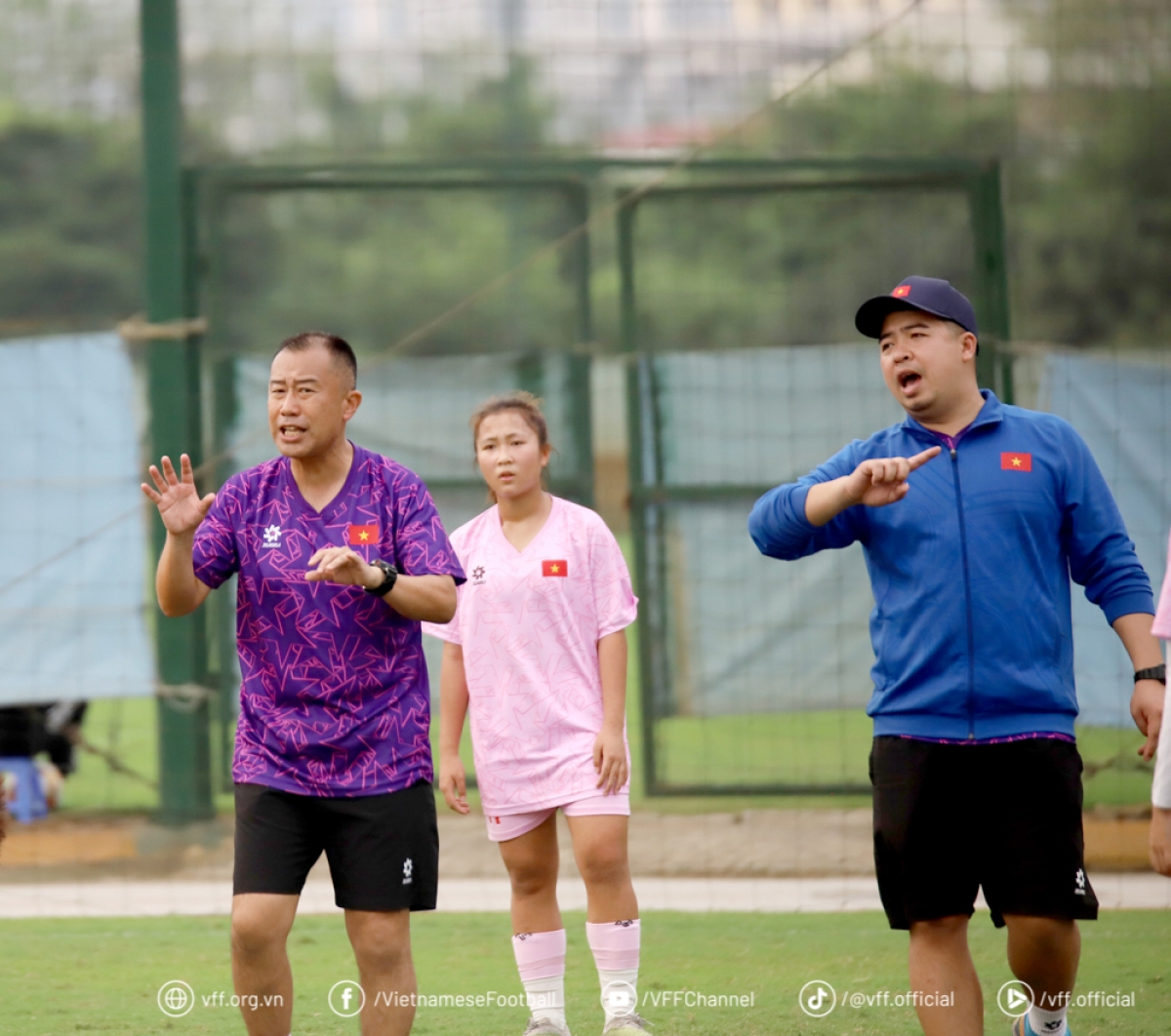 Tân HLV trưởng Okiyama Masahiko của U17 nữ Việt Nam (áo tím)