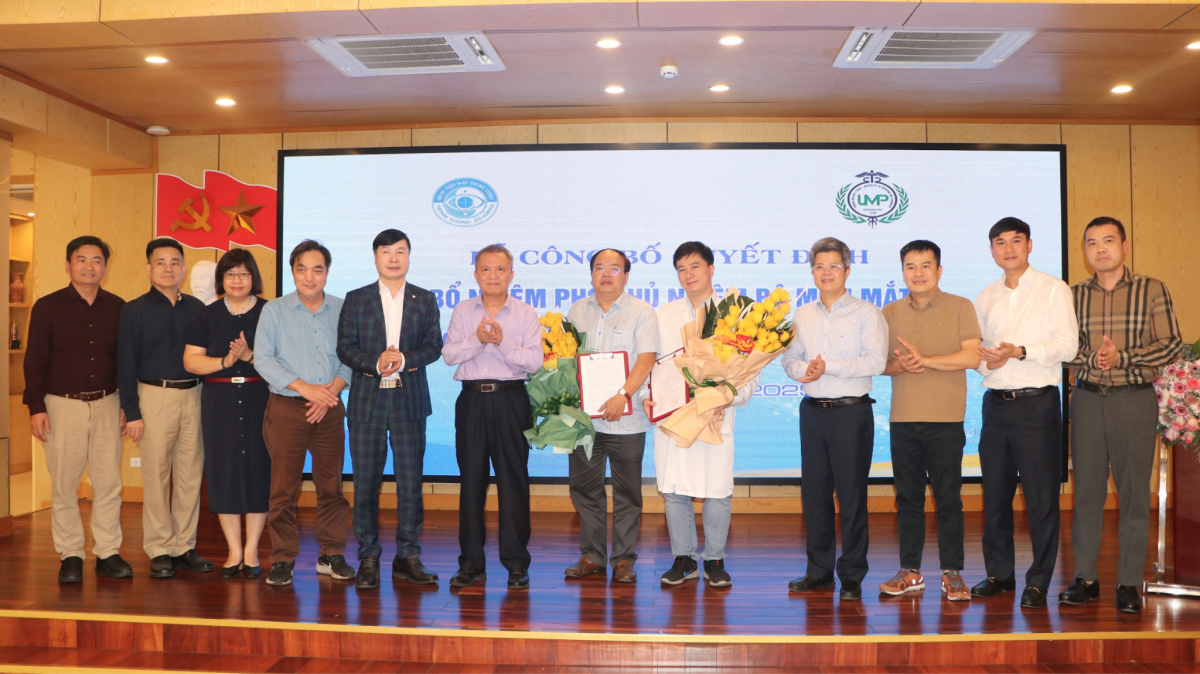 Trao quyết định và tặng hoa chúc mừng 2 lãnh đạo BV mắt Trung ương kiêm nhiệm lãnh đạo quản lý trường ĐH y dược ĐHQGHN 