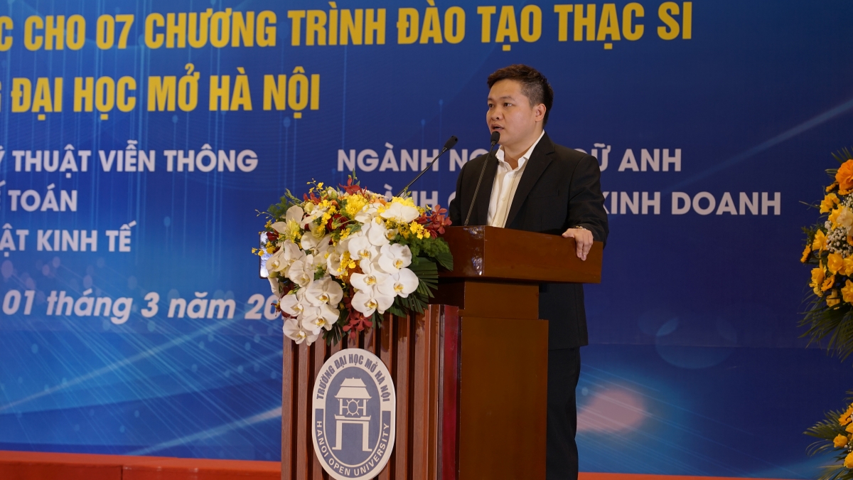 Ông Phùng Văn Trường, Trưởng phòng Hành chính- Tổ chức, Trung tâm kiểm định chất lượng giáo dục, đại học Quốc gia Hà Nội đọc quyết định công nhận kiểm định chất lượng 7 chương trình đào tạo thạc sĩ Trường Đại học Mở Hà Nội