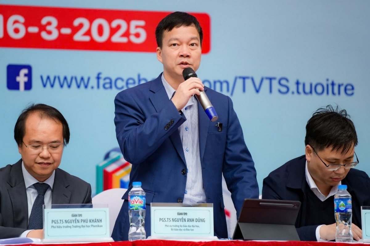 TS Nguyễn Anh Dũng - Phó Vụ trưởng Vụ Giáo dục Đại học, Bộ GDĐT tư vấn cho thí sinh tại Ngày hội Tuyển sinh 2025 ( 16/3/2025 )