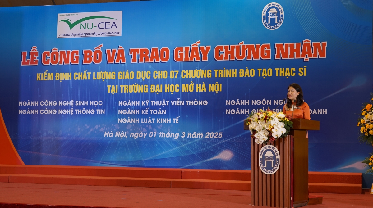 PGS.TS Nguyễn Mai Hương, Bí thư Đảng ủy, Chủ tịch Hội đồng Trường Đại học Mở Hà Nội phát biểu tại buổi lễ