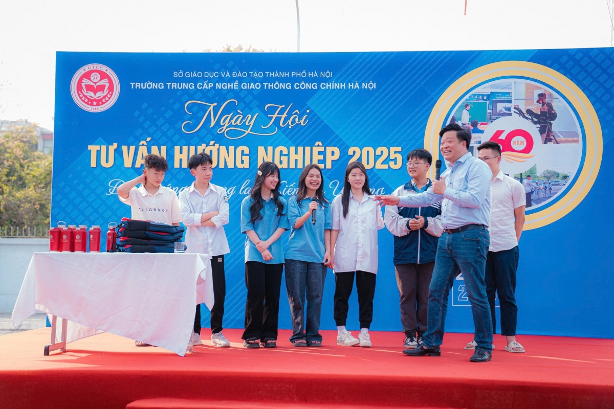 Thầy Phạm Mạnh Hà trong một hoạt động hướng nghiệp cho học sinh phổ thông