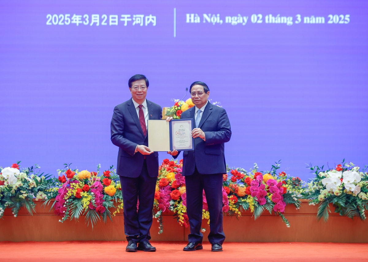 GS.TS. Khưu Dũng, Bí thư Đảng ủy Đại học Thanh Hoa, Viện sĩ Viện Khoa học Trung Quốc trao tặng Thủ tướng Phạm Minh Chính danh hiệu "Giáo sư danh dự Đại học Thanh Hoa"