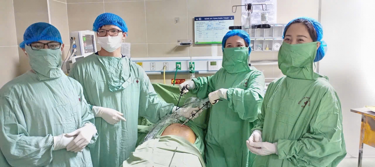 Các bác sĩ BV Phụ sản Hà Nội phẫu thuật cắt u buồng trứng cho thai phụ