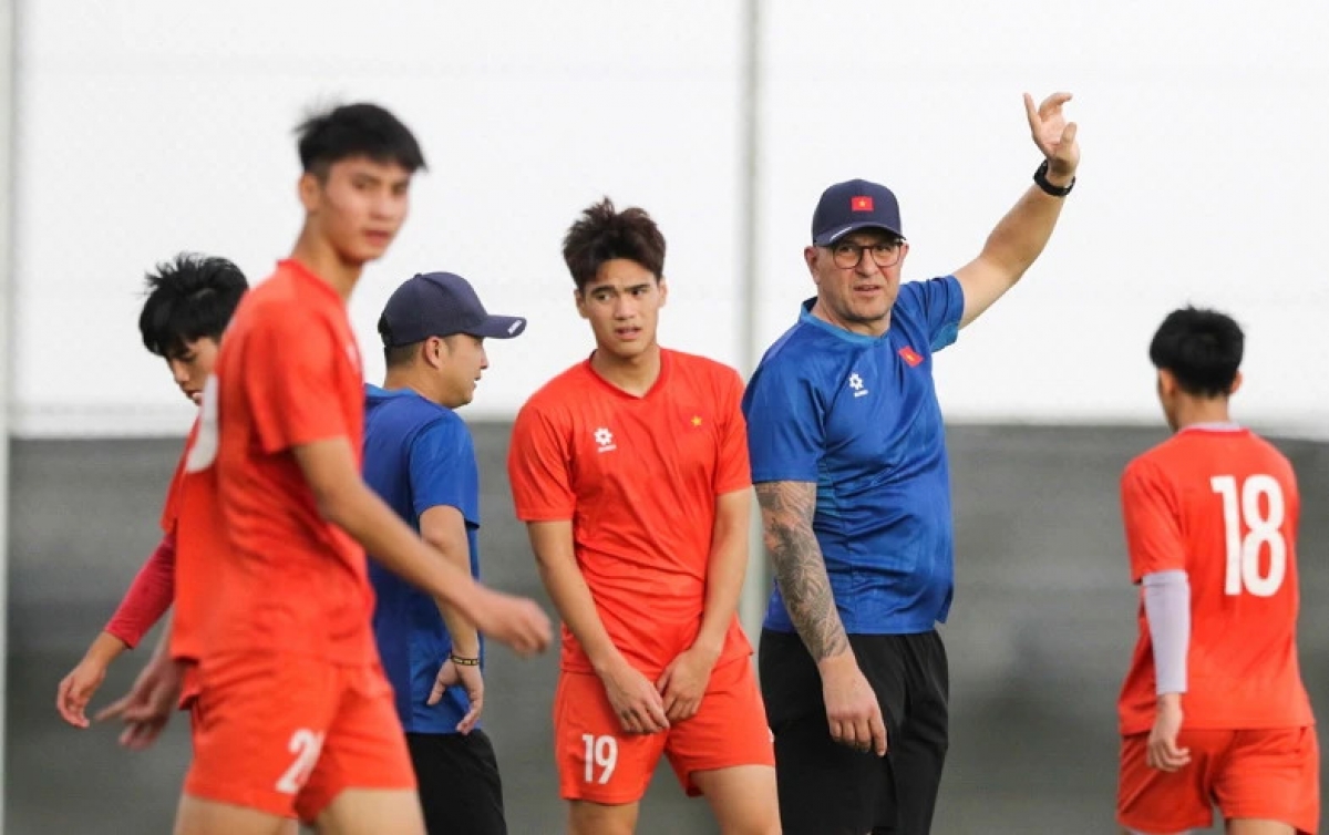 HLV Cristiano Roland của U-17 Việt Nam xác định rõ chiến thuật của đội là phòng ngự phản công. Ảnh: CCT