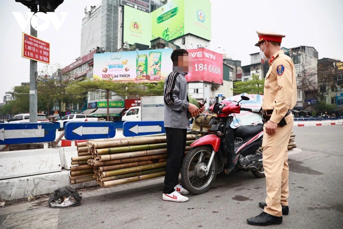 Sau 3 tháng triển khai Nghị định 168 bắt đầu xuất hiện tình trạng "nhờn luật" của một bộ phận nhỏ người tham gia giao thông ( Ảnh : VOV.VN)