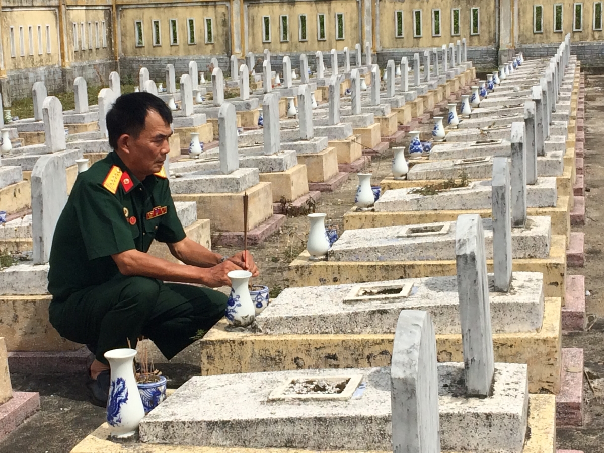 Đại tá Nguyễn Đình Lập thắp hương cho các đồng chí đã hy sinh tại chiến trường Quảng Trị. Ảnh: NV cung cấp