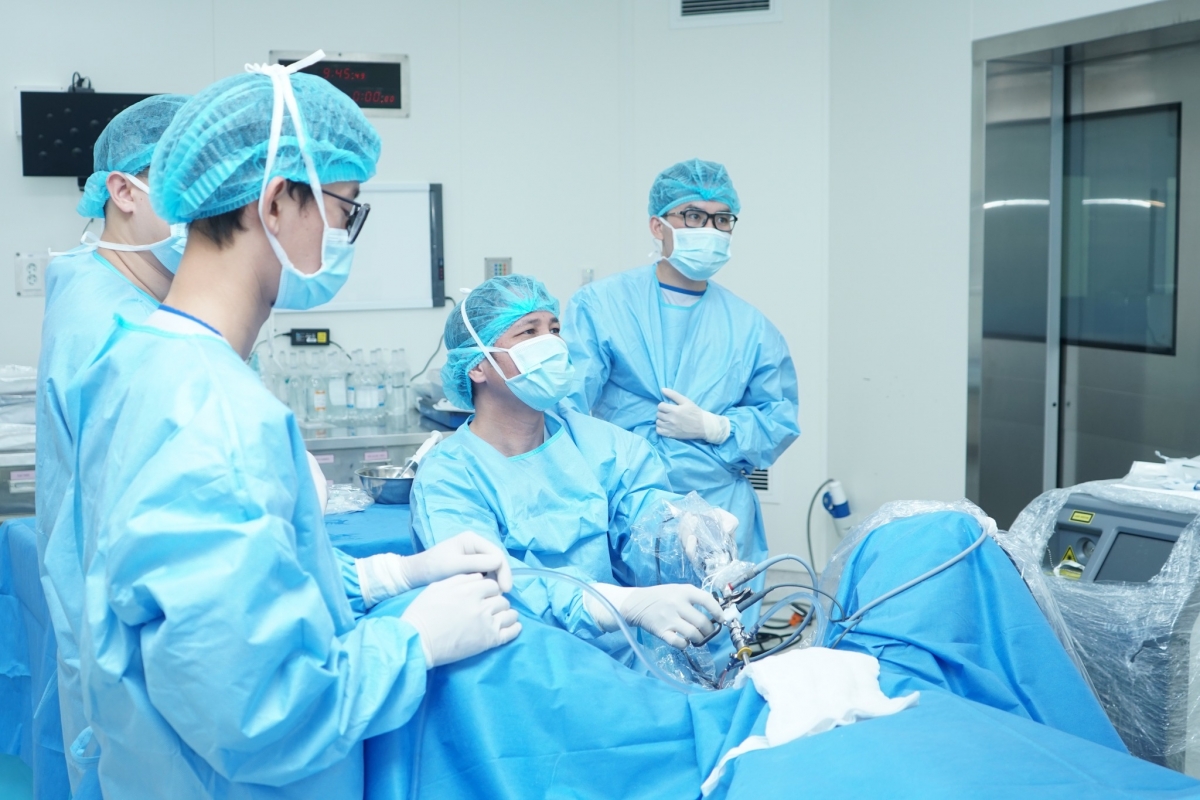 BS Nguyễn Đình Liên và ekip thực hiện phẫu thuật u phì đại tiền liệt tuyến không đau bằng liệu pháp vi nhiệt tạo hơi nước (Rezum). Ảnh: BSCC