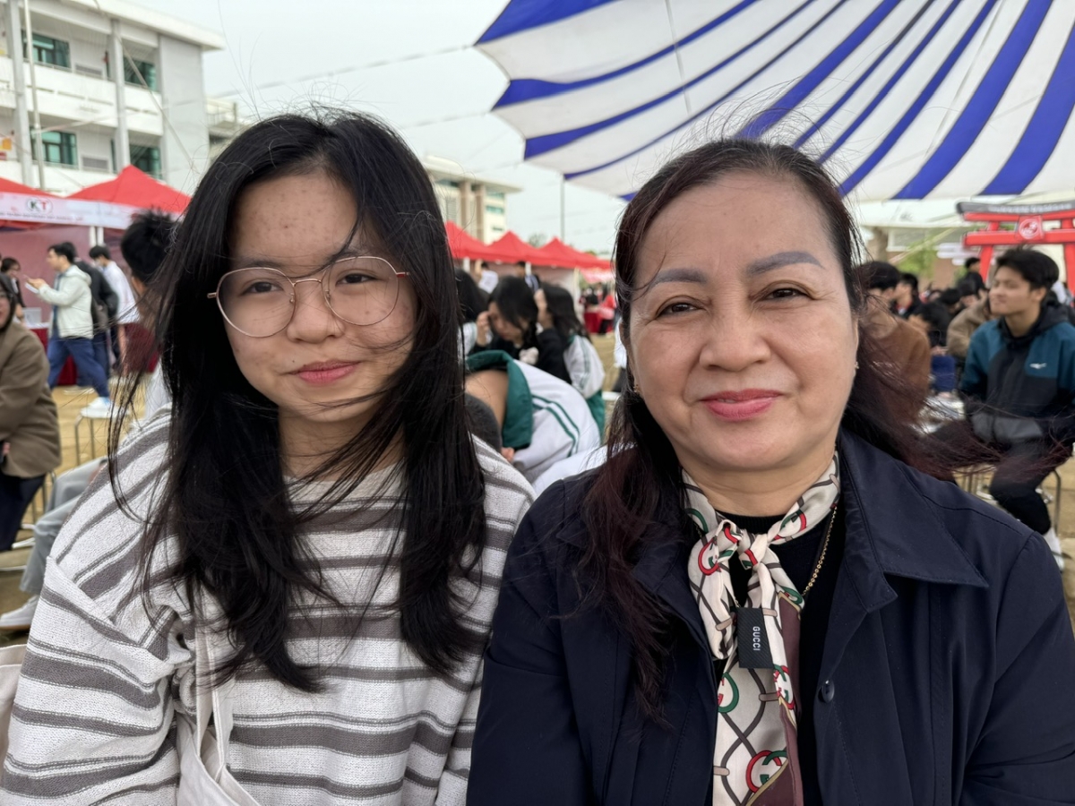 Nguyễn Thái An học sinh trường THPT Quang Trung, Hà Đông, Hà Nội và mẹ tại Ngày hội open day của Trường ĐH Việt Nhật 