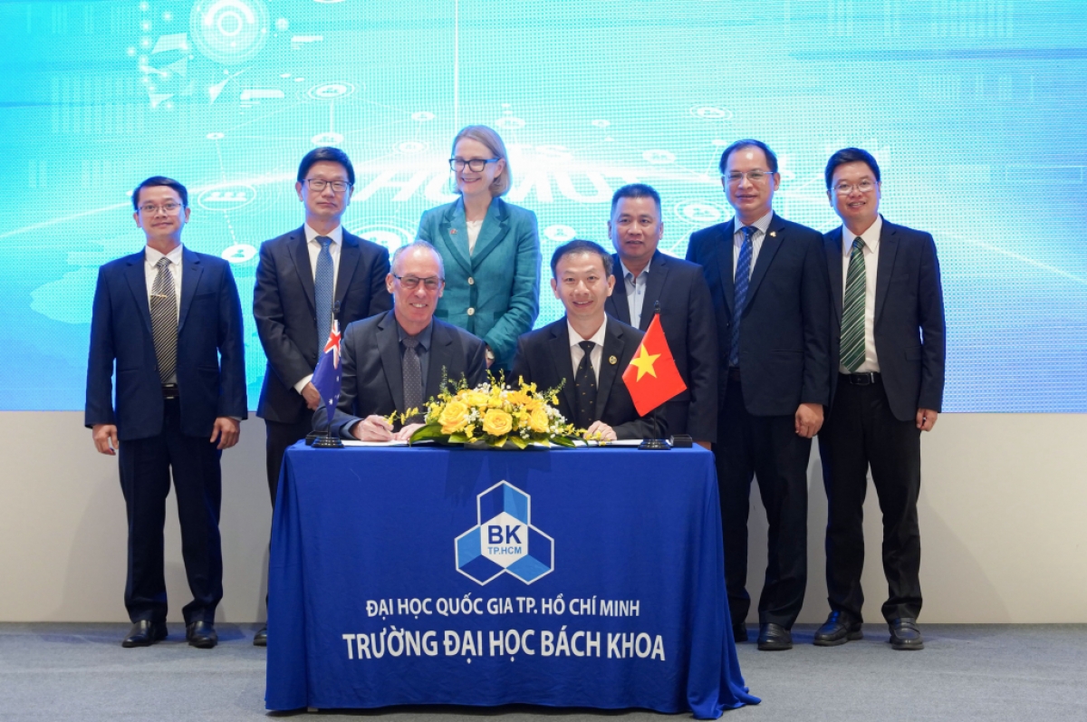 PGS. TS. Phạm Trần Vũ - Phó Hiệu trưởng Trường ĐH Bách khoa và ông Iain Watt - Phó Hiệu trưởng cấp cao (Quốc tế) Đại học Công nghệ Sydney thực hiện nghi thức ký kết
(Ảnh: Trường ĐH Bách Khoa TP.HCM)