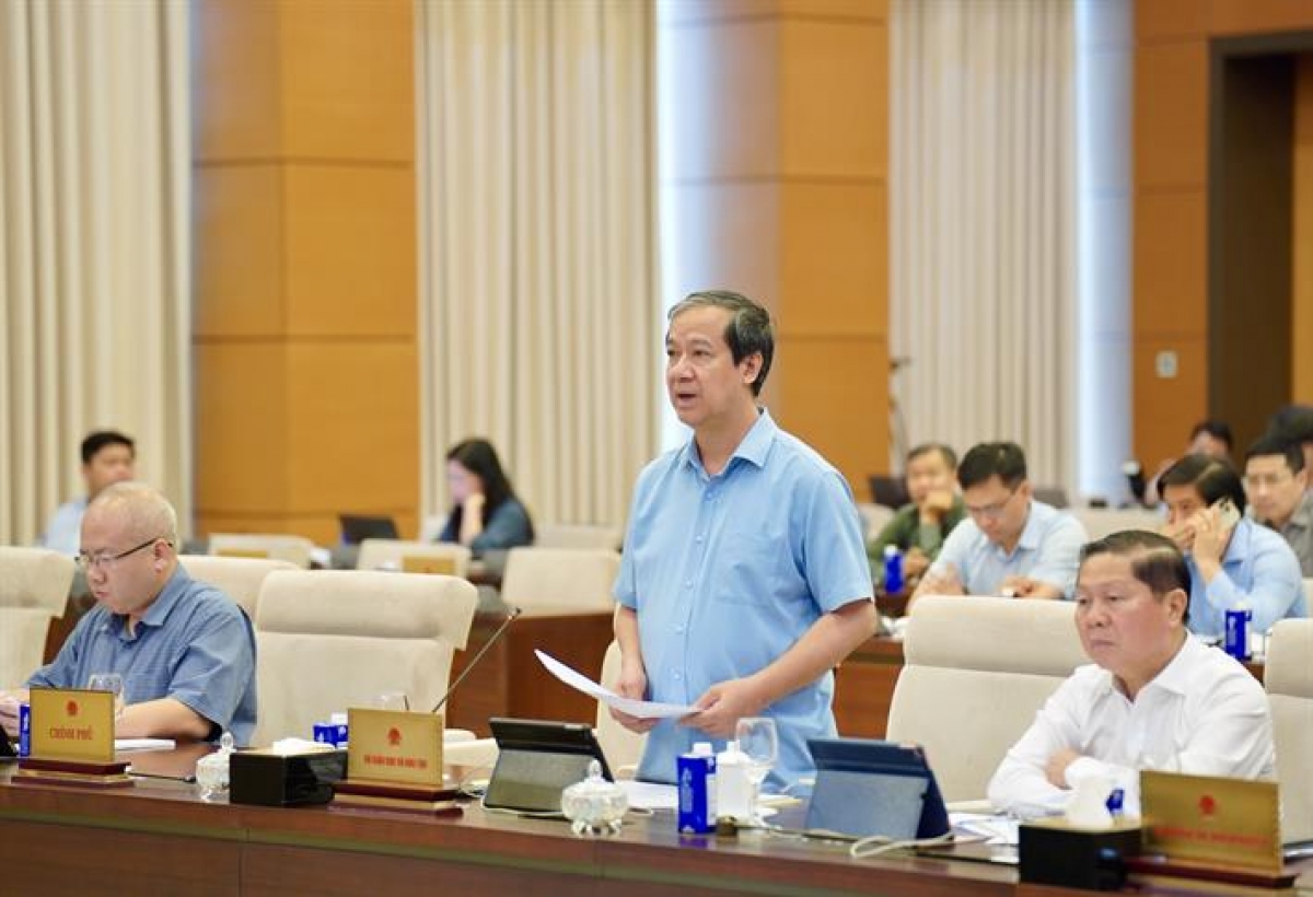Bộ trưởng Bộ GD-ĐT Nguyễn Kim Sơn báo cáo tóm tắt dự thảo Nghị quyết, quy định về miễn học phí (Ảnh: Bộ GD-ĐT )