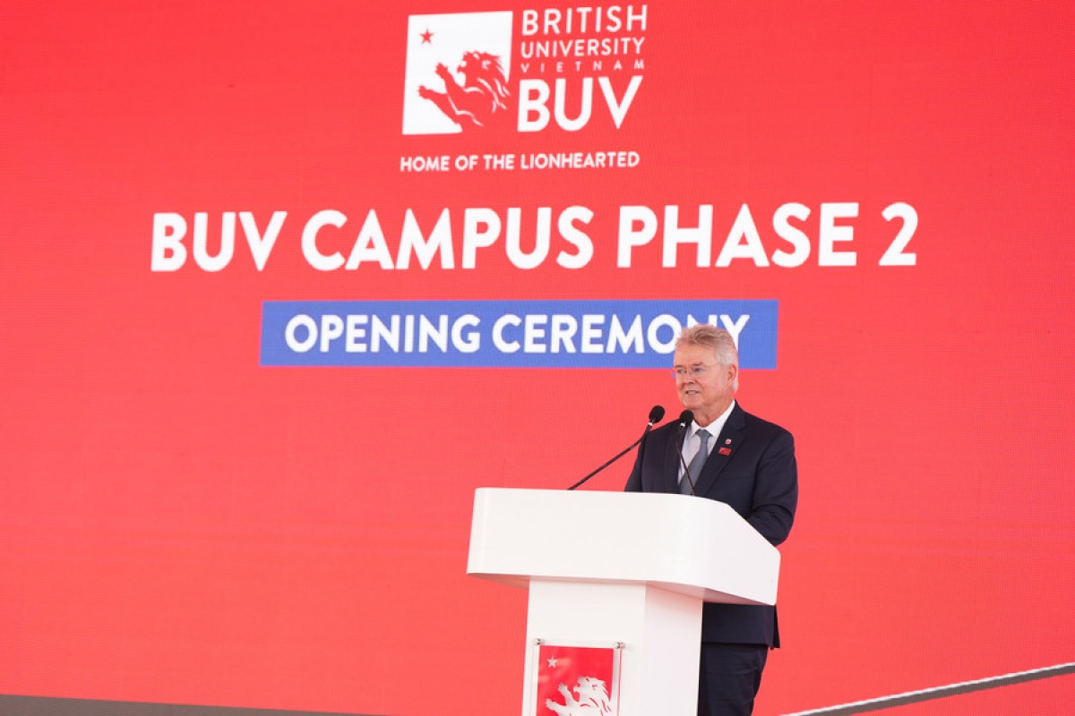 GS Raymond Gordon - Hiệu trưởng kiêm Chủ tịch BUV chia sẻ tại sự kiện. (Ảnh: BUV)