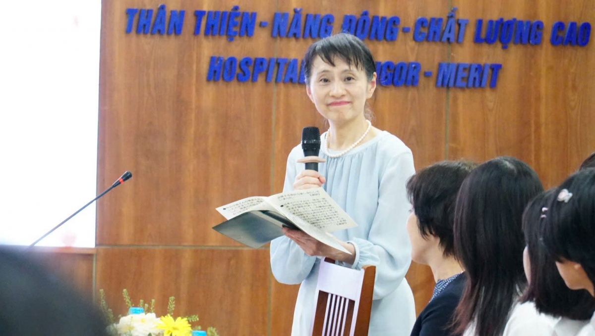 Bà Ishiba Yoshiko, Phu nhân Thủ tướng Nhật Bản, giao lưu cùng thầy trò Trường THPT chuyên Ngoại ngữ ĐHQGHN (Ảnh: Trường THPT chuyên Ngoại ngữ ĐHNN, ĐHQGHN)