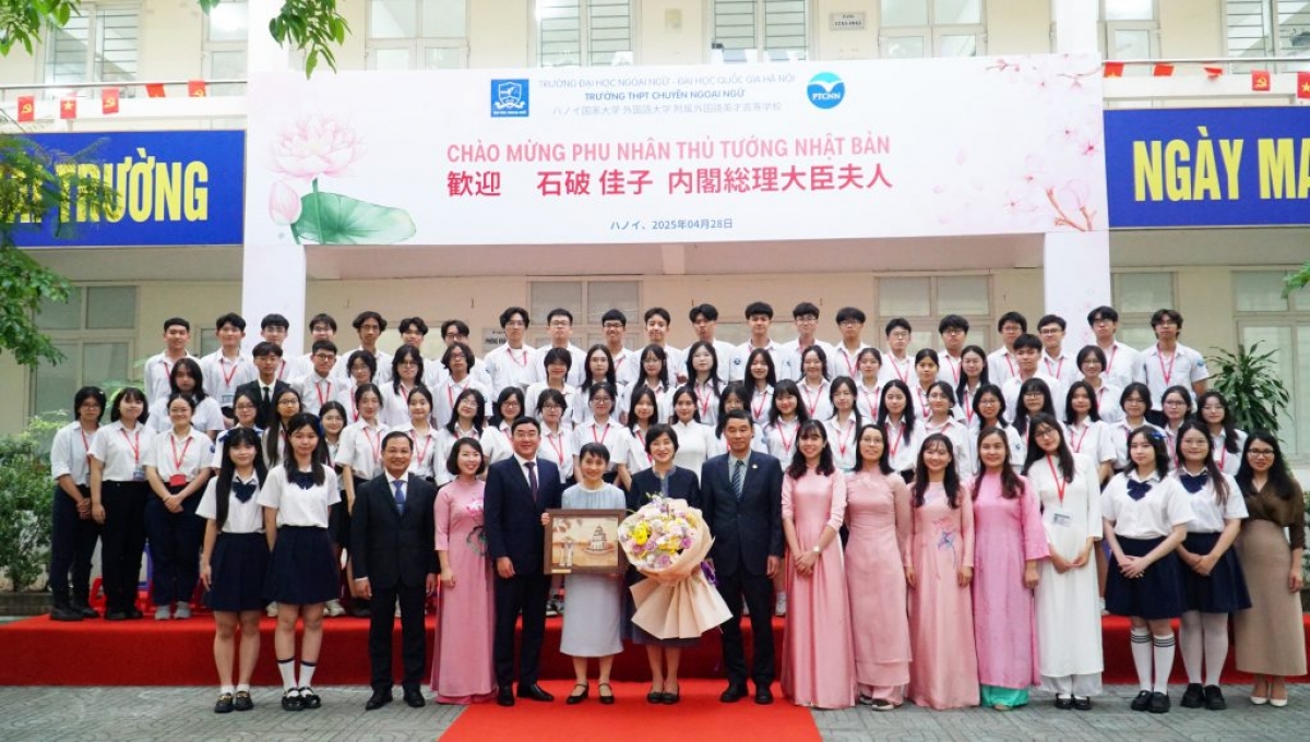 Phu nhân Thủ tướng Nhật Bản chụp ảnh lưu niệm với thầy trò trường THPT chuyên Ngoại ngữ ĐHQGHN ( Ảnh: Trường THPT chuyên Ngoại ngữ ĐHNN ĐHQGHN)