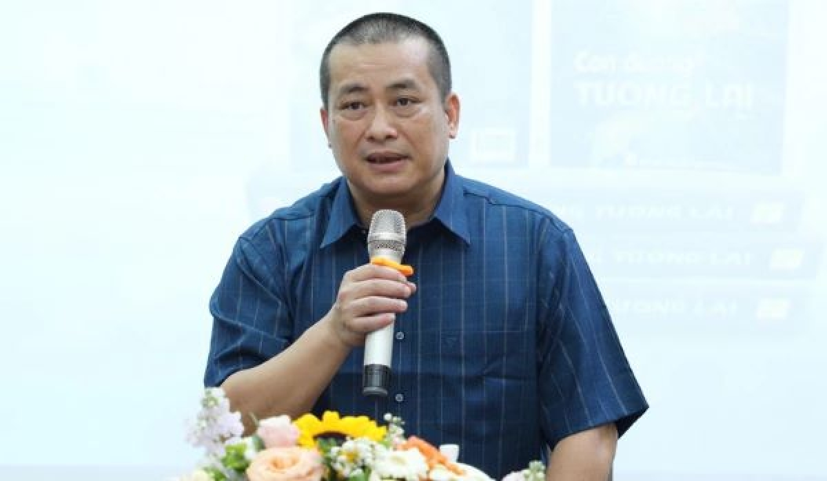 Nhà văn Nguyễn Xuân Tuấn chia sẻ tại buổi ra mắt sách. Ảnh: Nguyễn Hoa