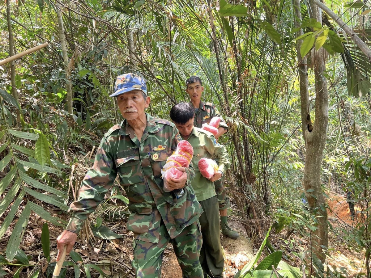 Ông Hồ Đại Đồng trong một chuyến đi tìm đồng đội (Ảnh NVCC)