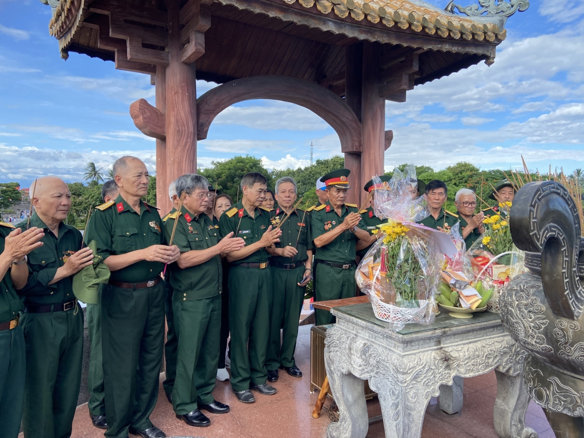 Hội Chiến sĩ Thành cổ Quảng Trị tỉnh Phú Thọ thăm lại chiến trường xưa và tưởng nhớ những đồng chí đã anh dũng hy sinh. Ảnh: NV cung cấp