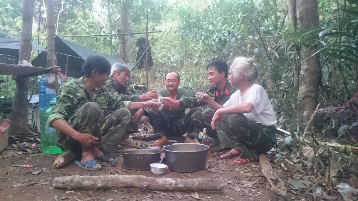 Những bữa cơm tạm, vội vã trong rừng khi đi tìm đồng đội (Ảnh NVCC)