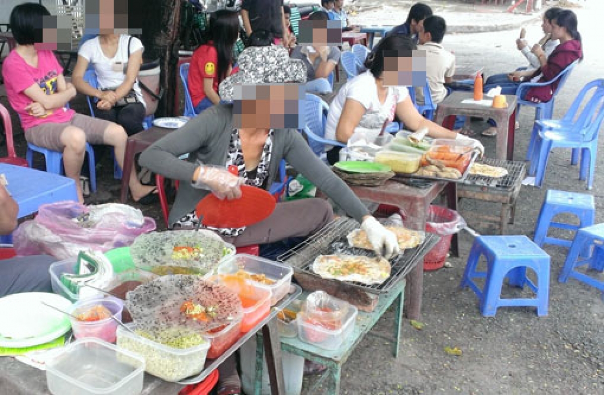 Nguy cơ ngộ độc thực phẩm từ món ăn đường phố rất cao. Ảnh: Internet