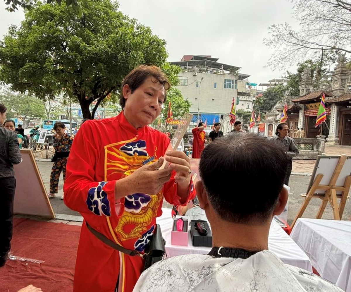 Anh Phạm Duy Hào, cây kéo vàng đồng thời làm Chủ tịch Hội làng nghề cắt tóc truyền thống Kim Liên cho biết đến năm nay, trải qua những thăng trầm, làng nghề khôi phục tròn 20 năm. Ảnh:NVCC
