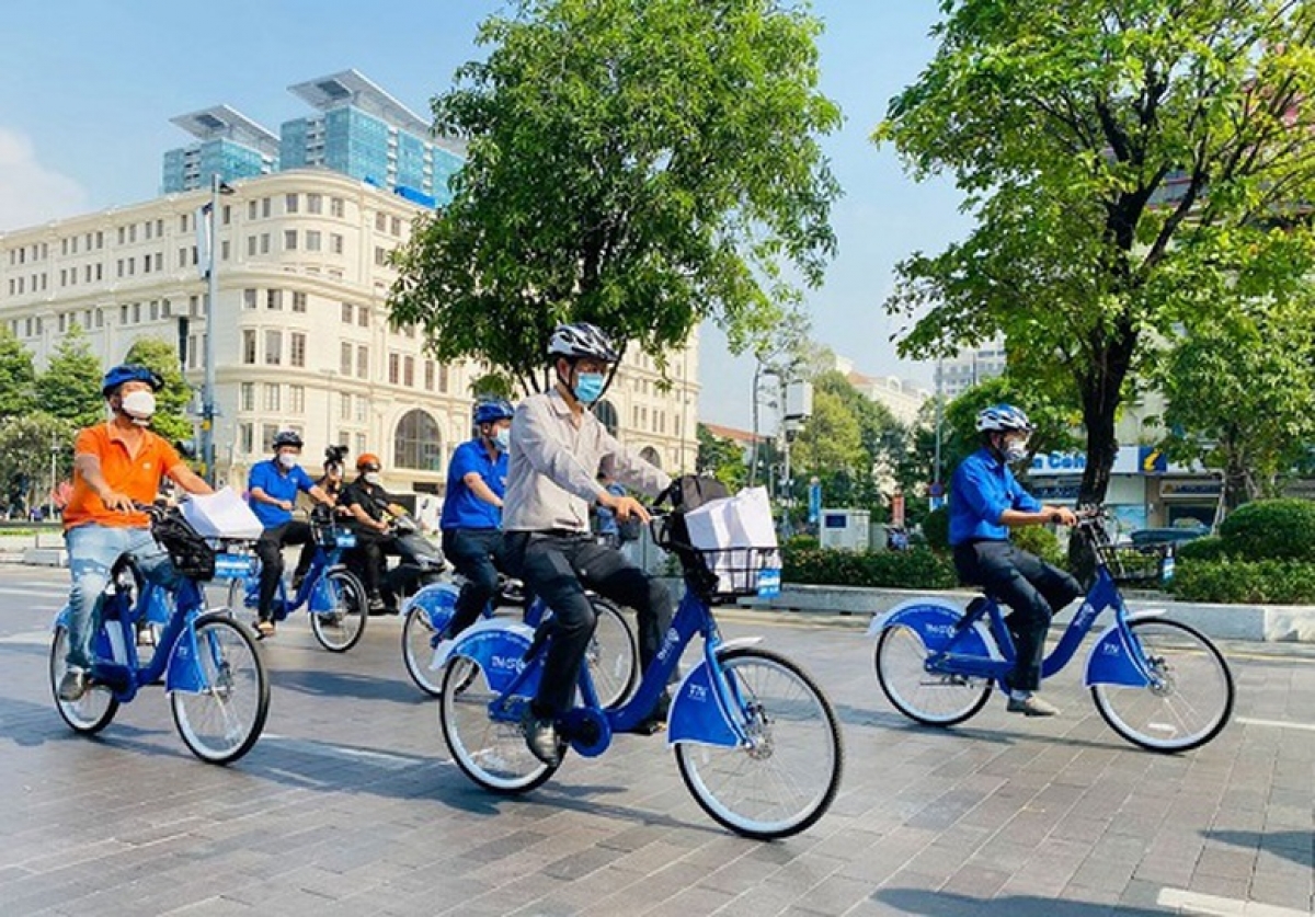 Tại Hà Nội, ngày càng nhiều người trẻ chọn xe đạp để đi học và đi làm hàng ngày (Ảnh KT mạng)