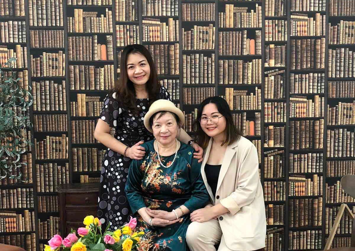 Nhà báo Linh Chi cùng bà ngoại, cựu nhà báo những năm trước và sau ngày thống nhất đất nước và mẹ, người sinh đúng năm 1975.