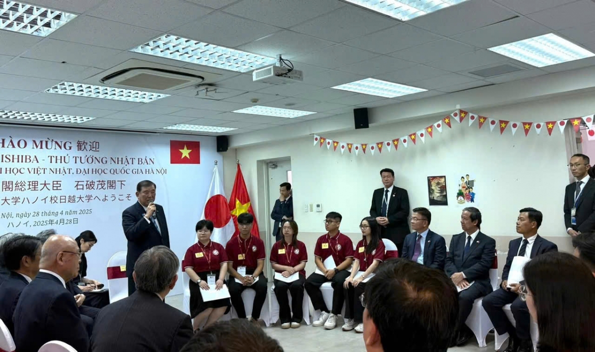 Thủ tướng Nhật Bản Ishiba Shigeru giao lưu với thầy trò trường Đại học Việt Nhật (Ảnh: Thu Thủy )