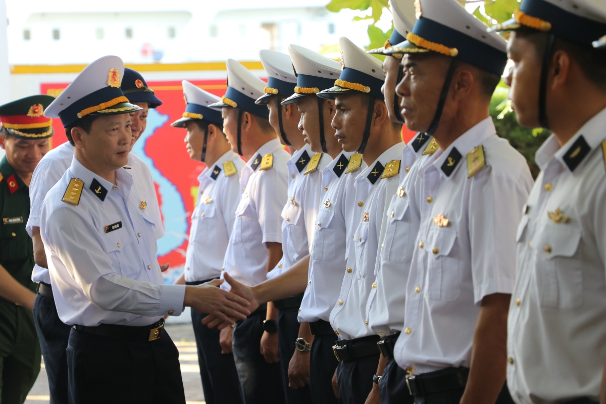 Đại tá Cao Văn Sơn, Phó Chủ nhiệm Hậu cần - Kỹ thuật Hải Quân thăm, động viên cán bộ, chiến sĩ đang làm nhiệm vụ tại đảo Trường Sa