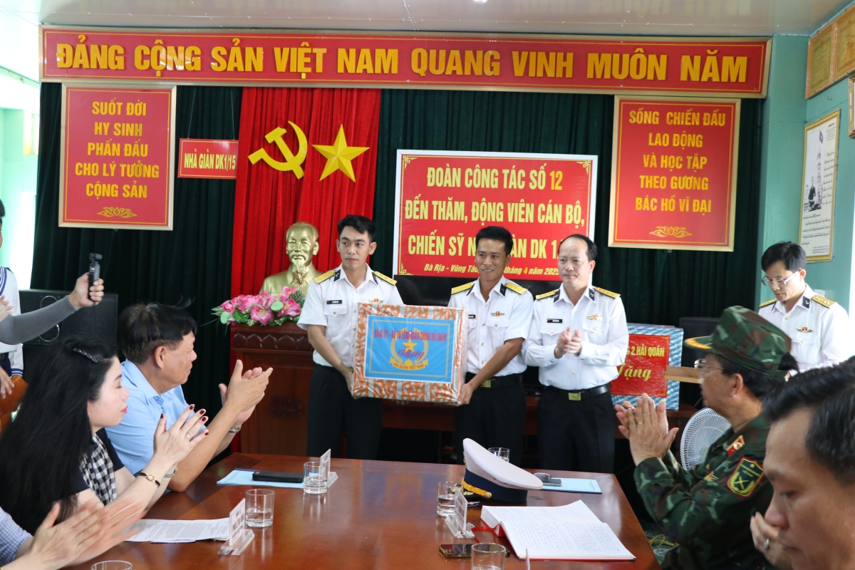 Đoàn công tác tặng quà cán bộ, chiến sĩ đang làm nhiệm vụ tại nhà giàn DK 1/15 Phúc Nguyên