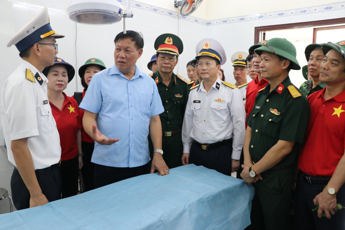 Thứ trưởng Bộ Y tế kiểm tra công tác khám, chữa bệnh tại Bệnh xá đảo Sinh Tồn