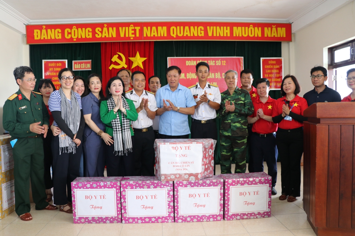 Đoàn công tác của Bộ Y tế tặng quà cán bộ, chiến sĩ đang làm nhiệm vụ tại đảo Cô Lin