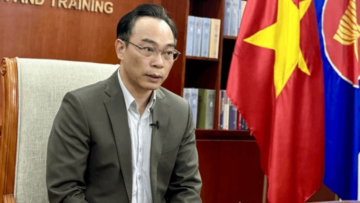 Thứ trưởng Bộ Giáo dục - Đào tạo Hoàng Minh Sơn trả lời phỏng vấn của phóng viên VOV2 (Ảnh: Thu Lương)