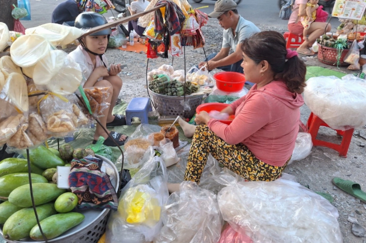 Thức ăn đường phố tiềm ẩn nguy cơ ngộ độc (Ảnh: VOV)