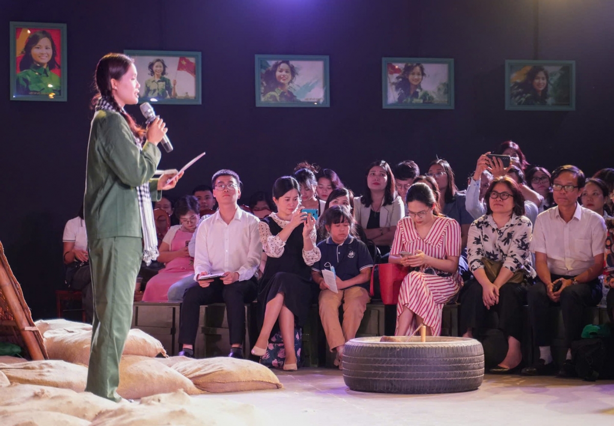 Chương trình trải nghiệm giáo dục “Một thời hoa lửa” tại Bảo tàng Phụ nữ Việt Nam. Ảnh: BT Phụ nữ VN