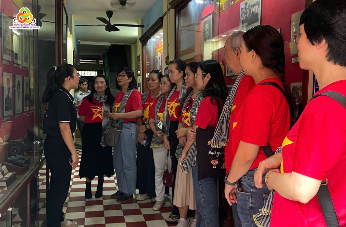Du khách trong hành trình khám phá tour “Biệt động Sài Gòn - Những căn hầm huyền thoại”. Ảnh: Chim cánh cụt travel