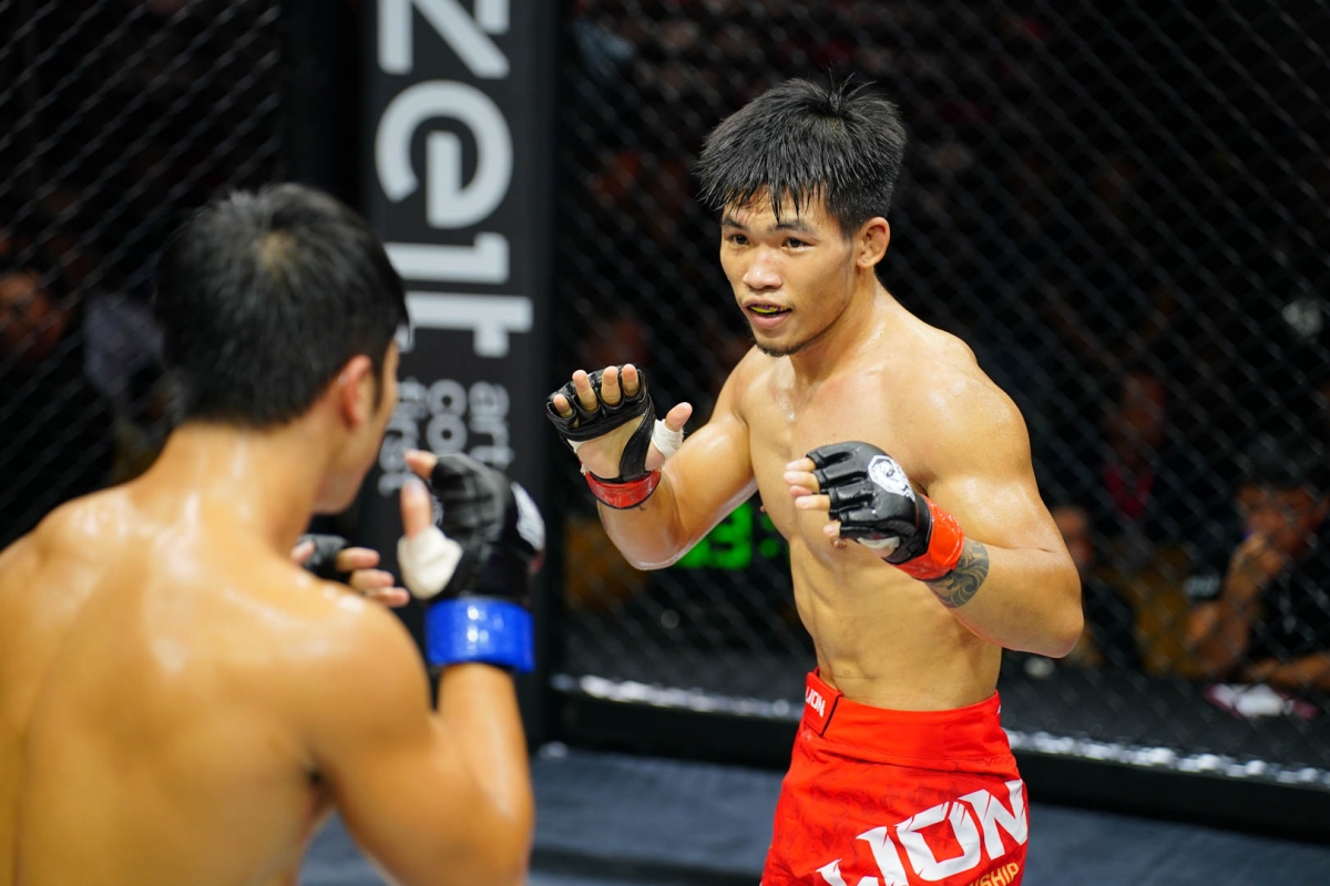 Trần Việt Anh (phải) - võ sỹ trẻ triển vọng năm 2024 (Ảnh: Liên đoàn MMA)