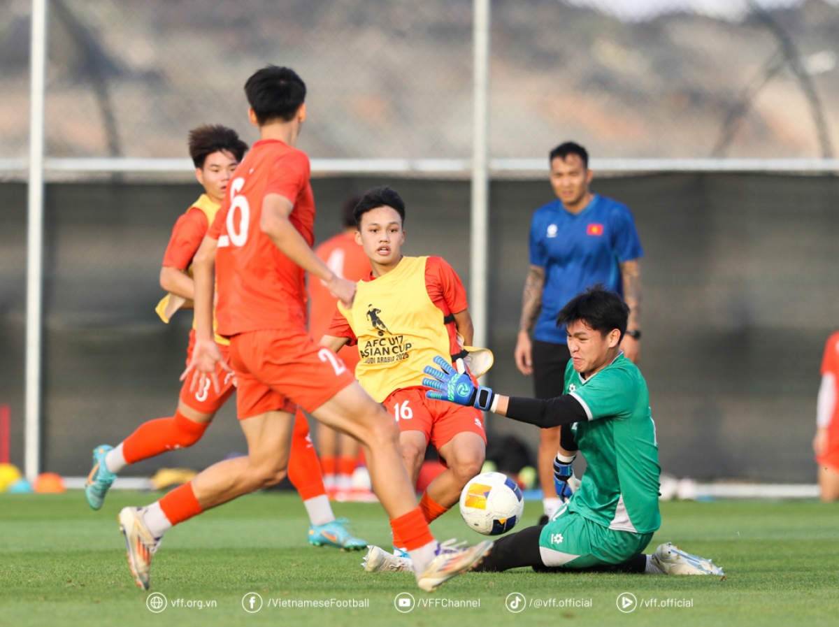 U17 Việt Nam trở lại sân tập chuẩn bị cho trận đấu cuối cùng vòng bảng (Ảnh: VFF)