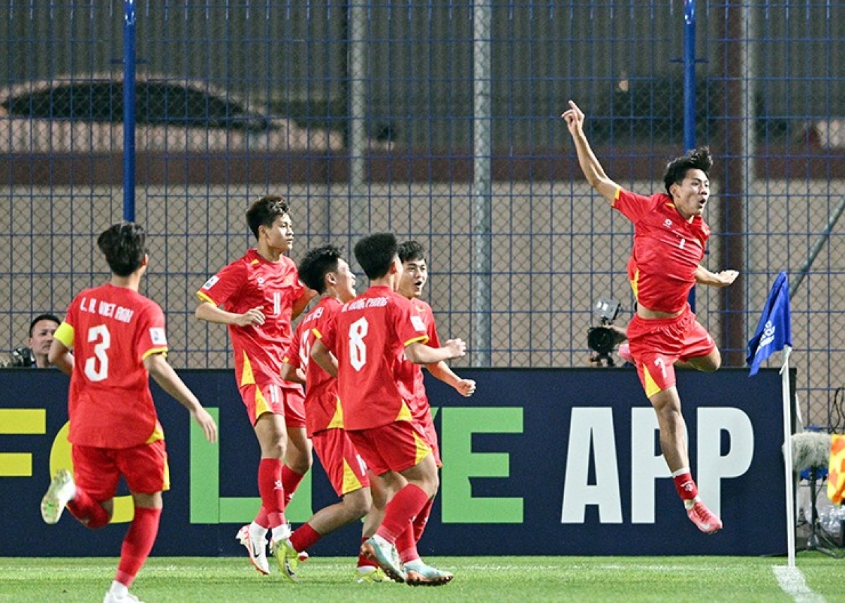 Duy Khang và các đồng đội ăn mừng khi ghi bàn gỡ hòa 1-1 trước U-17 Australia, giúp các cầu thủ trẻ Việt Nam tiếp tục nuôi hy vọng. Ảnh: CCT.