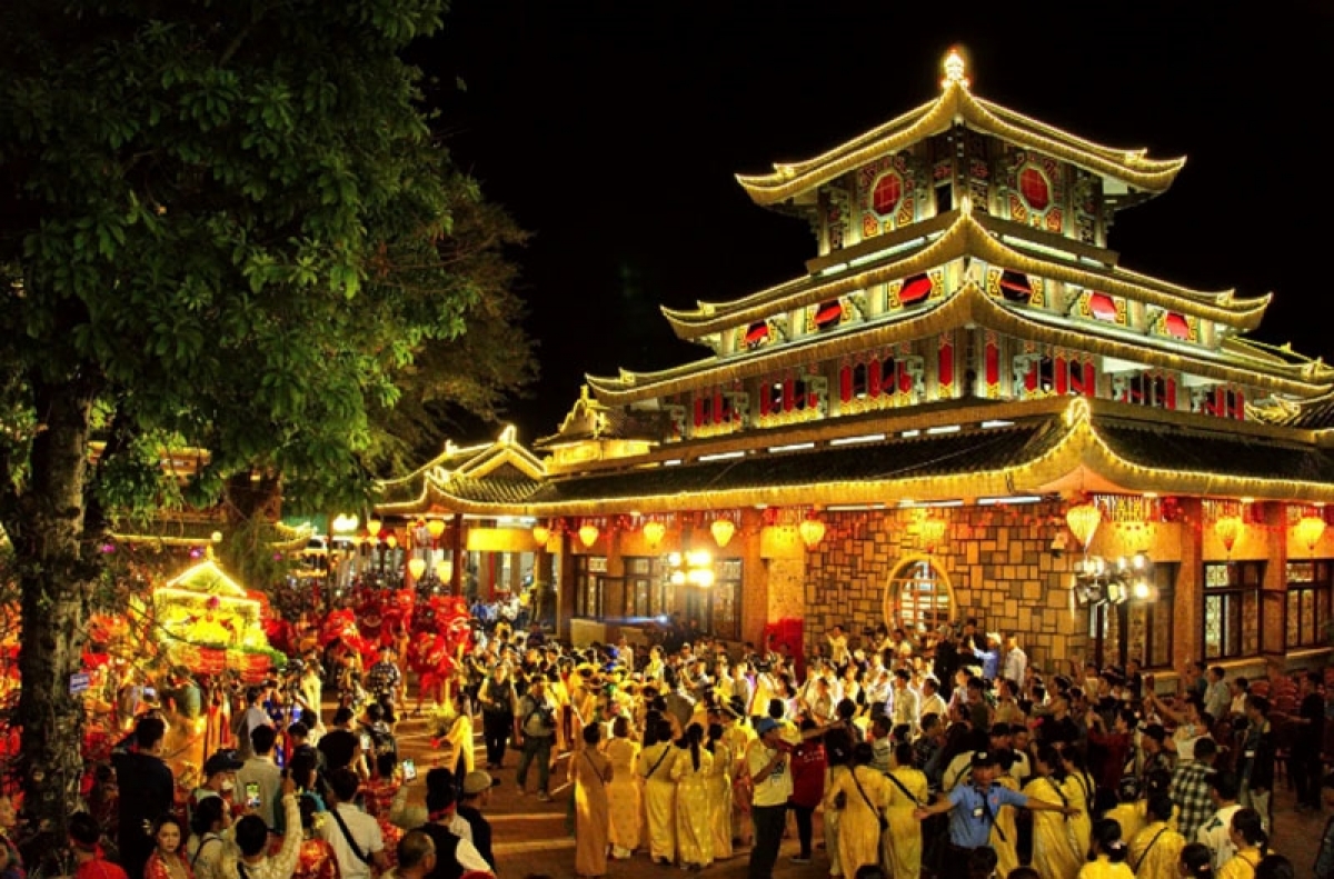 Đông đảo du khách đến với Lễ hội Vía Bà Chúa Xứ Núi Sam. Ảnh: Trương Chí Hùng